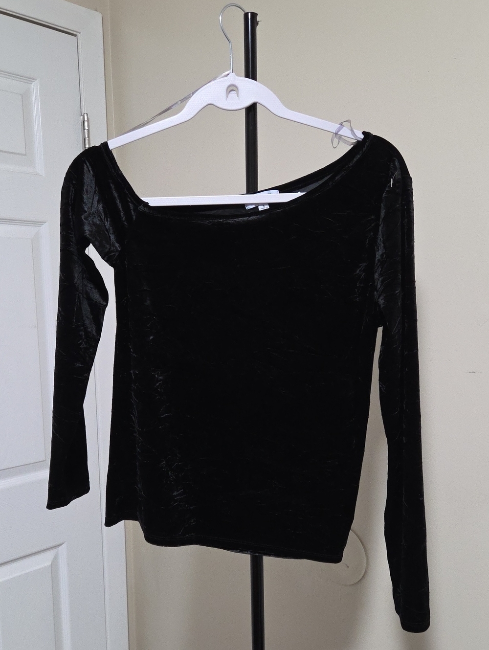 525 Black Velvet Long-Sleeve Top - Classic Boatneck